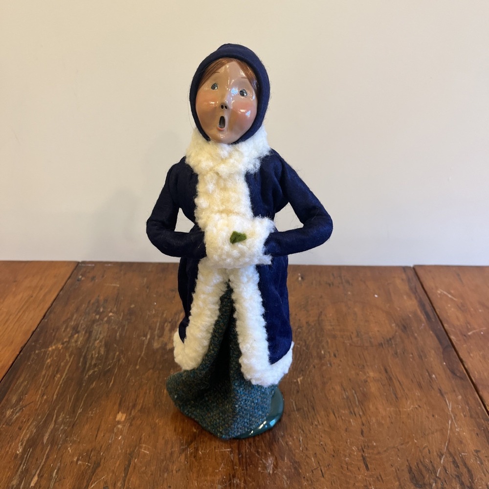 1993 BYERS CHOICE CHRISTMAS CAROLER Woman Red Hair, Blue Fleece Trim Coat Hood
